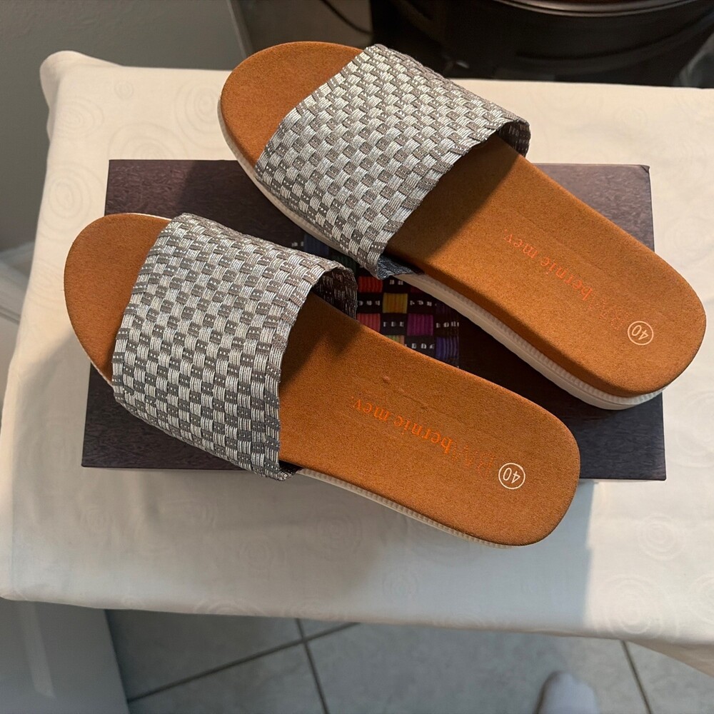 NEW! Bernie Mev Women’s Capri Memory Foam Slip On Sandals Silver Gray EU 40 US 9